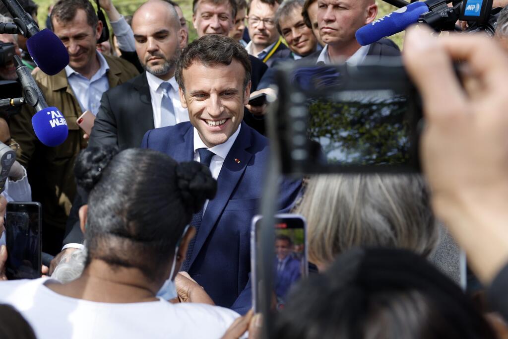 PK 9 Mulhouse - Súčasný francúzský prezident a prezidentský kandidát Emmanuel Macron sa prihovára podporovateľom a lekárskemu tímu počas návštevy rehabilitačného tréningového centra Alister v meste Mulhouse na východe Francúzska v utorok 12. apríla 2022. Proeurópsky francúzsky prezidentský kandidát Macron a krajne pravicová, protiimigračná politička Marine Le Penová sa stretnú 24. apríla v druhom kole prezidentských volieb. FOTO TASR/AP

Current French President and centrist presidential candida