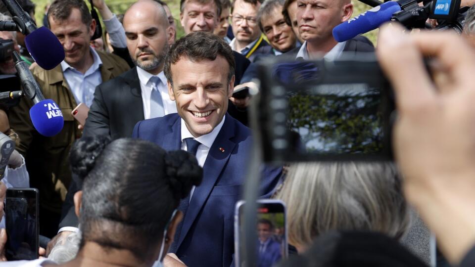 PK 9 Mulhouse - Súčasný francúzský prezident a prezidentský kandidát Emmanuel Macron sa prihovára podporovateľom a lekárskemu tímu počas návštevy rehabilitačného tréningového centra Alister v meste Mulhouse na východe Francúzska v utorok 12. apríla 2022. Proeurópsky francúzsky prezidentský kandidát Macron a krajne pravicová, protiimigračná politička Marine Le Penová sa stretnú 24. apríla v druhom kole prezidentských volieb. FOTO TASR/AP
Current French President and centrist presidential candida