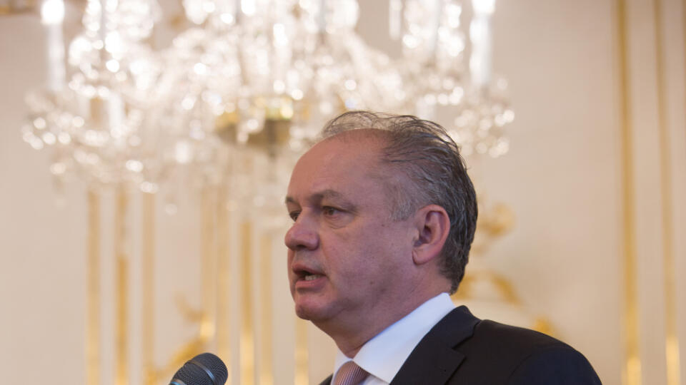 Prezidentov škandál neutícha.