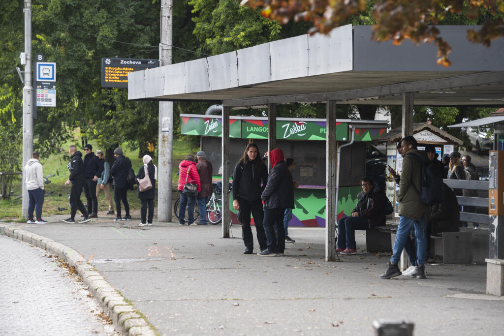 Na snímke cestujúci čakajú na zastávke MHD Zochova v smere do Petržalky v centre Bratislavy v pondelok 3. októbra 2022. Linky mestskej hromadnej dopravy jazdiace z centra Bratislavy smerom do Petržalky opäť zastavujú na zastávke Zochova, kde sa v nedeľu neskoro večer stala tragická nehoda. K tej došlo po tom, ako auto s opitým vodičom narazilo do ľudí stojacich na zastávke. Nehoda si vyžiadala piatich mŕtvych a päť zranených.