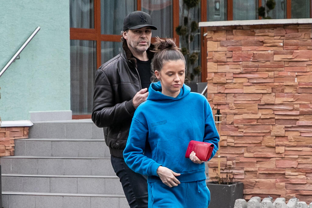 Jaromír Jágr s priateľkou Dominikou pred hotelom v Liptovskom Jáne.