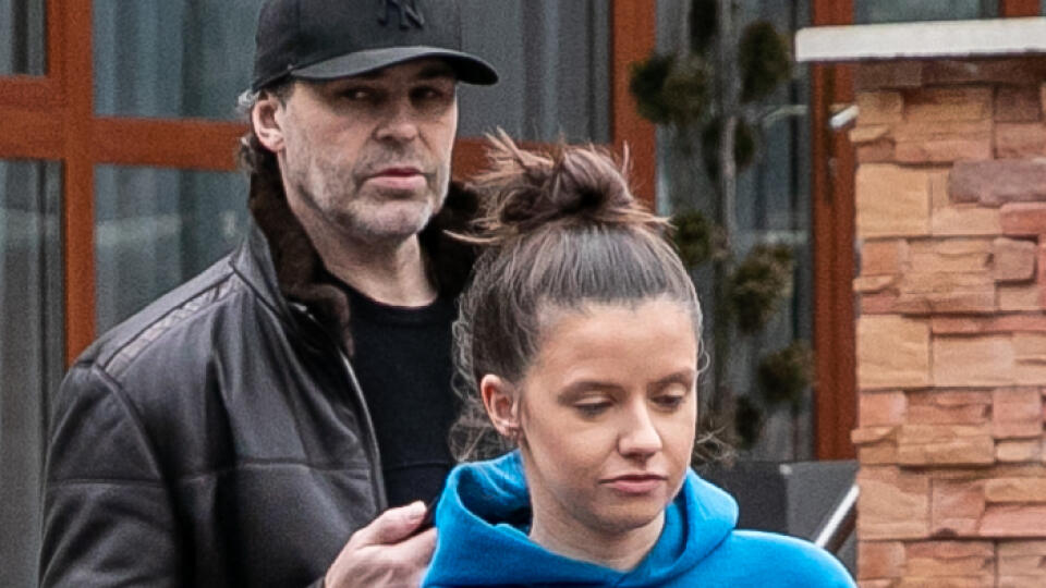 Foto pred hotelom v Liptovskom Jáne. Na snímke sú hokejisti Kladna, Jaromír Jágr.