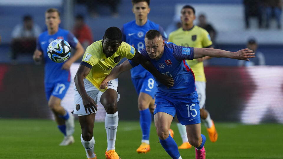 KK2 San Juan - Slovenský futbalista Nino Marcelli (vpravo) a hráč Ekvádora Joel Ordonez v súboji o loptu počas zápasu B-skupiny na majstrovstvách sveta hráčov do 20 rokov Ekvádor - Slovensko 23. mája 2023 v argentínskom meste San Juan. FOTO TASR/AP
Ecuador's Joel Ordonez, left, fights for the ball with Slovakia's Nino Marcelli during a FIFA U-20 World Cup Group B soccer match at San Juan stadium in San Juan, Argentina, Tuesday, May 23, 2023. (AP Photo/Natacha Pisarenko).