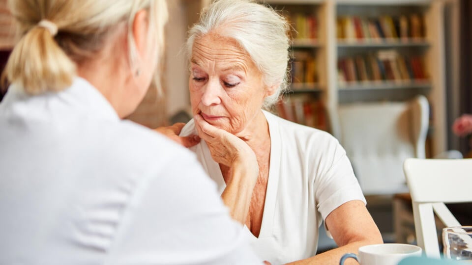 Pri Alzheimerovej chorobe dochádza k prílišnému upratovaniu v mozgu.