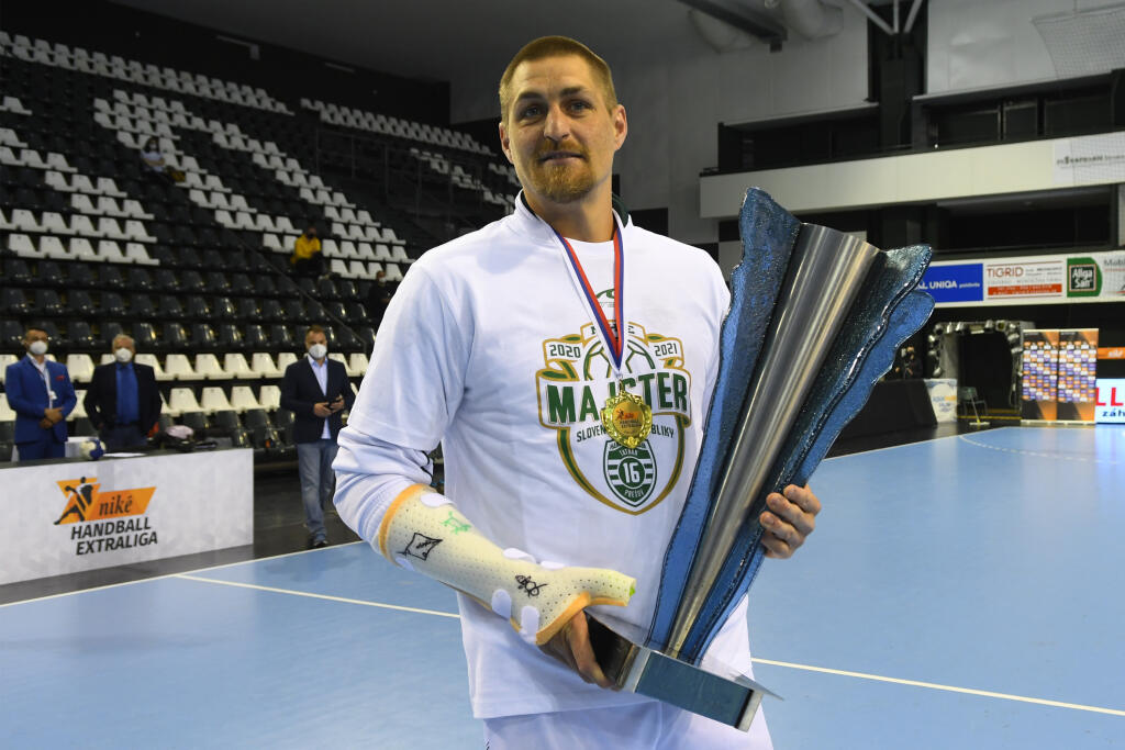 Na snímke s pohárom víťazov kapitán mužstva Tatranu Prešov Oliver Rábek v treťom zápase finále play off Niké Handball Extraligy mužov v hádzanej Tatran Prešov – MŠK Považská Bystrica.