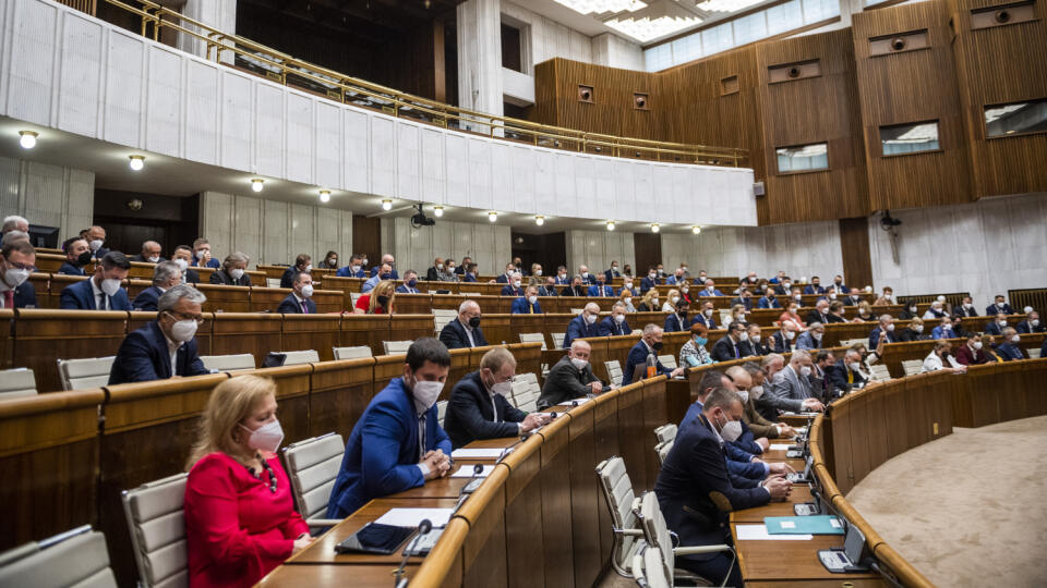 Na snímke poslanci NRSR počas rokovania 27. schôdze parlamentu v Bratislave 30. apríla 2021. FOTO TASR - Jaroslav Novák