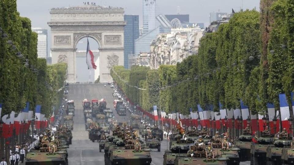 Oslavy v centre Paríža poznamenal terorizmus.