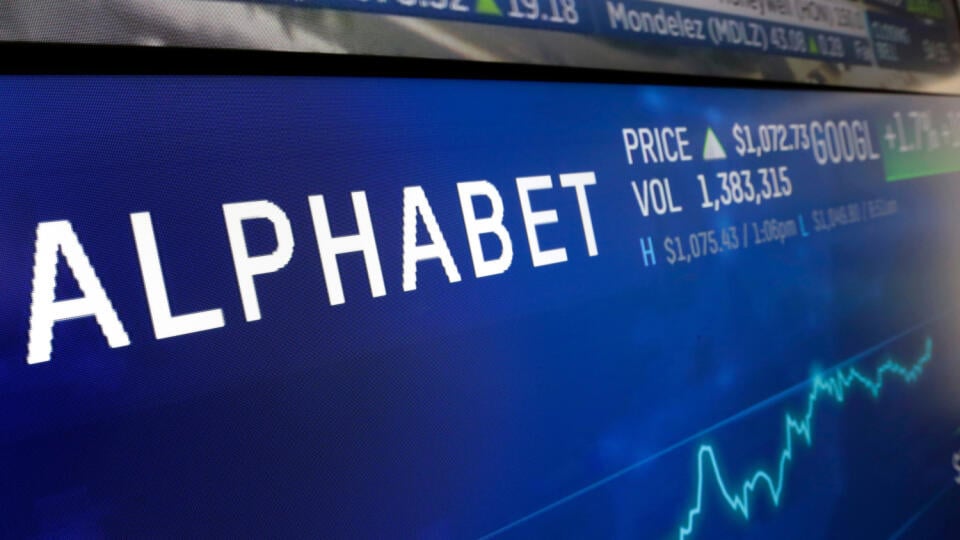 KK1 archív New York - Na archívnej snímke z 14. februára 2018 logo internetového koncernu Alphabet v New Yorku. Vlastník internetového vyhľadávača Google, spoločnosť Alphabet dosiahla v 2. štvrťroku 2023 lepšie výsledky, ako jej predpovedali analytici z Wall Street. Prispeli k tomu príjmy cloudovej divízie aj príjmy z reklamy a tiež rozmach umelej inteligencie. FOTO TASR/AP
FILE - In this Feb. 14, 2018, file photo the logo for Alphabet appears on a screen at the Nasdaq MarketSite in New York.
