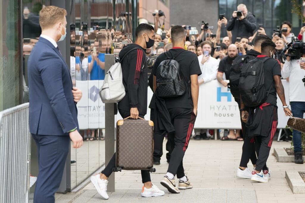 KK46 Manchester - Futbalista Manchestru United Cristiano Ronaldo (uprostred vľavo) odchádza z hotela na zápas 4. kola anglickej Premier League Manchester United - Newcastle United 11. septembra 2021 v Manchestri. FOTO TASR/AP
Manchester United's Cristiano Ronaldo, centre left, leaves the hotel before the team's English Premier League soccer match against Newcastle United at Old Trafford Stadium, Manchester, England, Saturday, Sept. 11, 2021. (AP Photo/Jon Super)