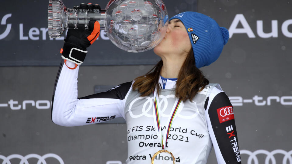 JB 81 Lenzerheide - Slovenská lyžiarka Petra Vlhová bozkáva veľký kryštáľový glóbus za celkové prvenstvo Svetového pohára v alpskom lyžovaní vo švajčiarskom Lenzerheide 21. marca 2021. FOTO TASR/AP

Slovakia's Petra Vlhova kisses the trophy of the alpine ski, women's World Cup overall title, in Lenzerheide, Switzerland, Sunday, March 21, 2021. (AP Photo/Marco Trovati)