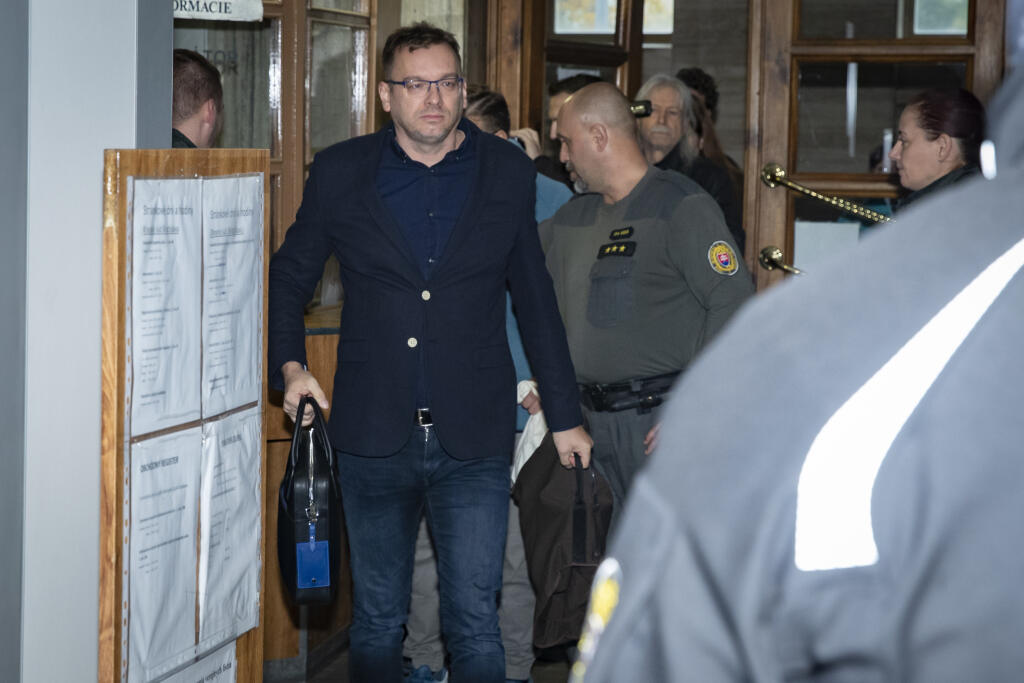 Dušan Dědeček, ktorých spôsobil dopravnou nehodou na Zochovej ulici v Bratislave smrť 5 ľudí sa opätovne postavil pred sú, ktorý rozhoduje o jeho vzatí do väzby. Na snímke s advokátom Jiřím Kučerom.