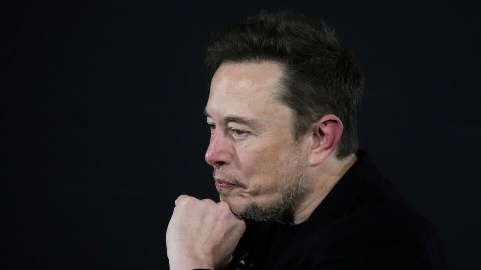 KK40 Londýn - Generálny riaditeľ spoločností Tesla a SpaceX Elon Musko na diskusnom podujatí o umelej intelegencii s britským premiérom Rishim Sunakom v Londýne vo štvrtok 2. novembra 2023. FOTO TASR/AP
Tesla and SpaceX's CEO Elon Musk pauses during an in-conversation event with Britain's Prime Minister Rishi Sunak in London, Thursday, Nov. 2, 2023. Sunak discussed AI with Elon Musk in a conversation that is played on the social network X, which Musk owns.(AP Photo/Kirsty Wigglesworth, Pool)