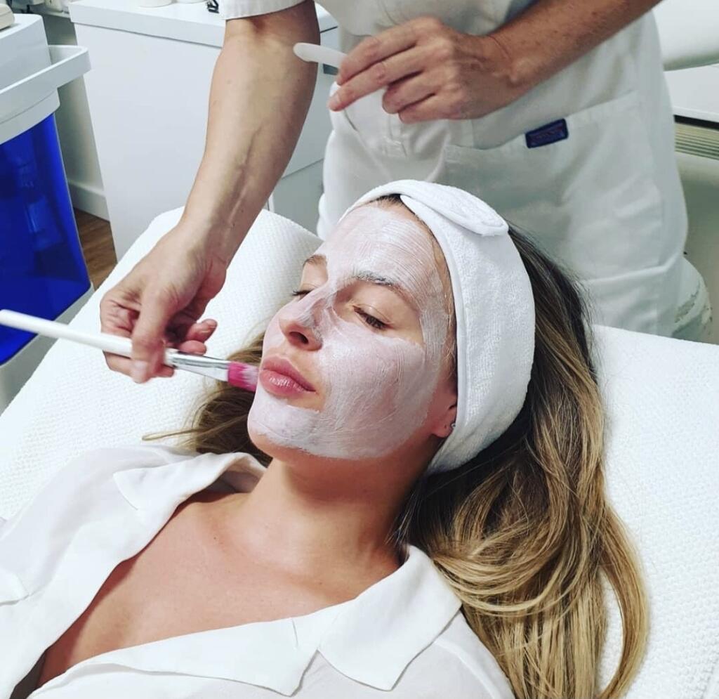 Miss Universe Barbora Hanová má hydratovanú pleť vďaka mezoterapii a ošetreniu Hydrabeauty.