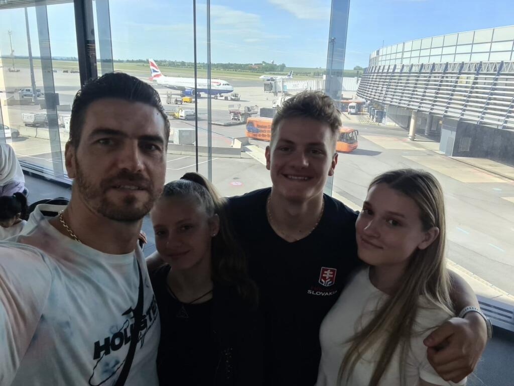 Adam Sýkora na letisku s otcom Romanom, sestrou Sofiou a priateľkou Lindou.