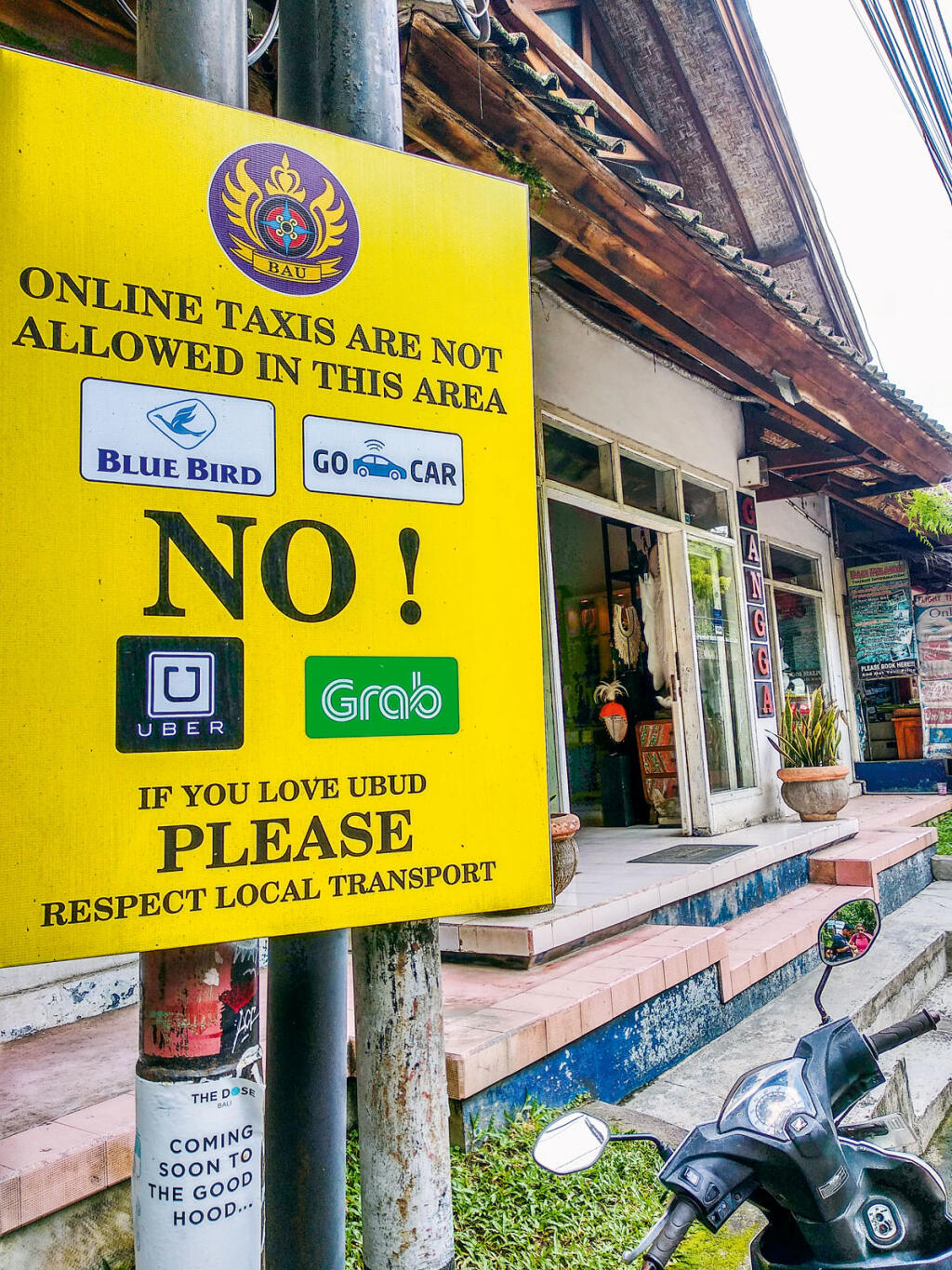 Bali - Tabule oznamujúce zákaz taxíkov cez mobil sú v Ubude na každom kroku.