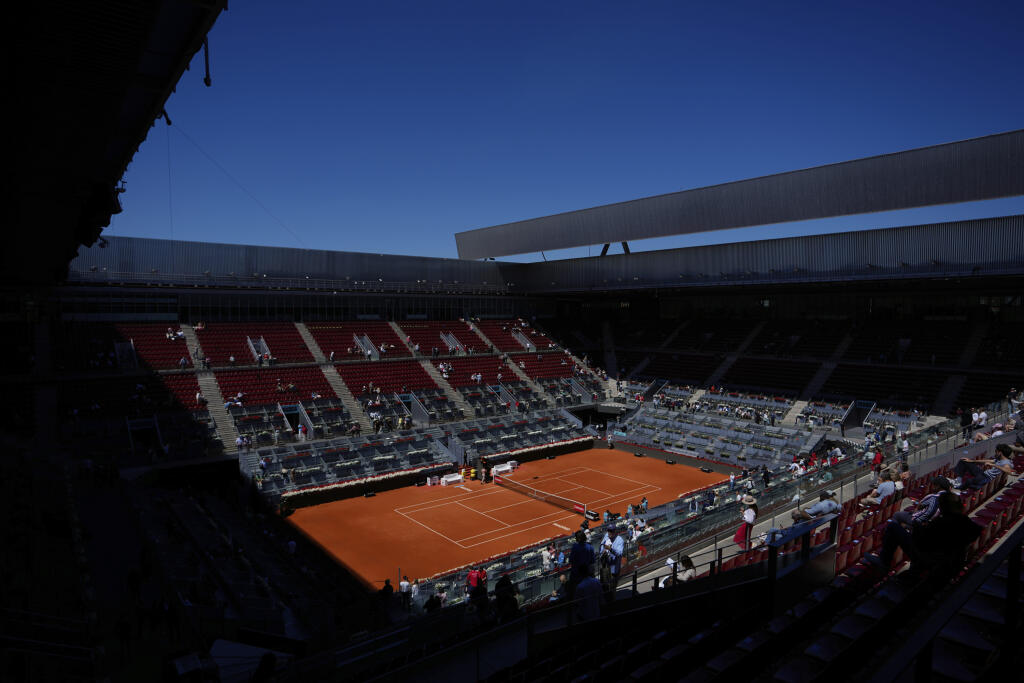 AZ12 Madrid - Na snímke prázdne dejisko tenisového turnaja v Madride počas výpadku elektrického prúdu v pondelok 28. apríla 2025. Tenisové turnaje ATP a WTA v Madride museli prerušiť svoj pondelkový program pre výpadok elektrickej energie. Vedenie ATP Tour informovalo, že z tohto dôvodu nemohli pokračovať dva zápasy dvojhry a jeden duel štvorhry. FOTO TASR/AP


The Madrid Open tennis tournament venue is empty during a general blackout in Madrid, Monday, April 28, 2025. (AP Photo/Manu Fernandez)