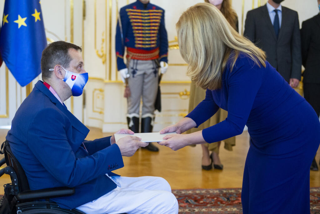 Prezidentka SR Zuzana Čaputová odovzdala ďakovné listy medailistom z Paralympijských hier 2020 v Tokiu. Na snímke zľava prezident Slovenského paralympijského výboru (SPV) Ján Riapoš a prezidentka SR Zuzana Čaputová počas prijatia v Prezidentskom paláci 10. septembra 2021 v Bratislave. FOTO TASR - Jakub Kotian