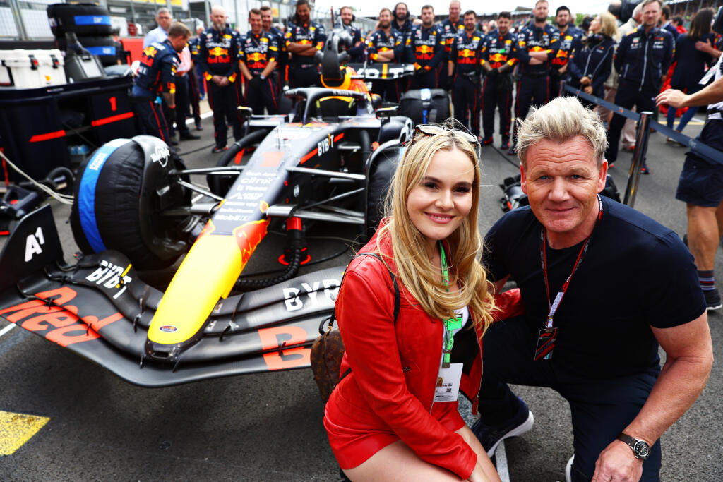 Slávny šéfkuchár prišiel na preteky F1 vo Veľkej Británii so sexi dcérou Holly.