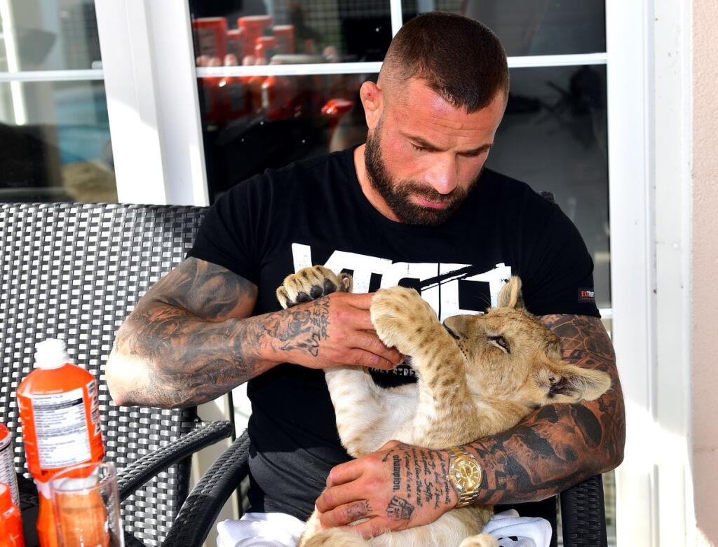 Vémola sa stará o malú levicu ako o dieťa. Kŕmi ju z fľašky.