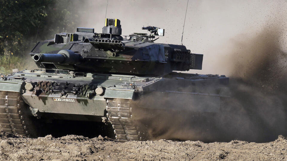 JB 39 Archív Münster - Na archívnej snímke z 28. septembra 2011 tank Leopard 2 počas bojovej ukážky v rámci novinárskeho dňa nemeckého Bundeswehru vo vojenskom výcvikovom stredisku Münster pri nemeckom meste Hannover. Nemecko bude pokračovať v dodávkach vojenskej techniky pre Ukrajinu, uviedol v piatok 13. januára 2023 nemecký kancelár Olaf Scholz. Rovnako Fínsko by mohlo darovať Ukrajine malé množstvo tankov Leopard 2 nemeckej výroby, ak by sa tak rozhodlo urobiť viacero európskych krajín. Vo š