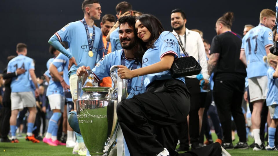 Ilkay Gundogan so svojou nádhernou manželkou a trofejou LM.