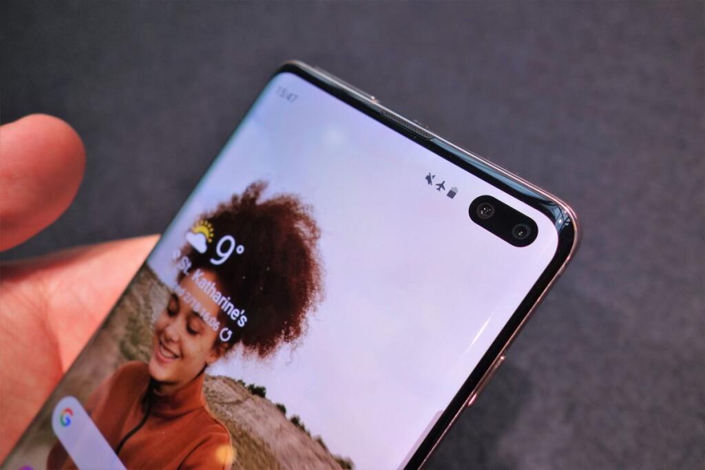 Na dvojitú dieru v displeji Galaxy S10+ si bude treba zvykať