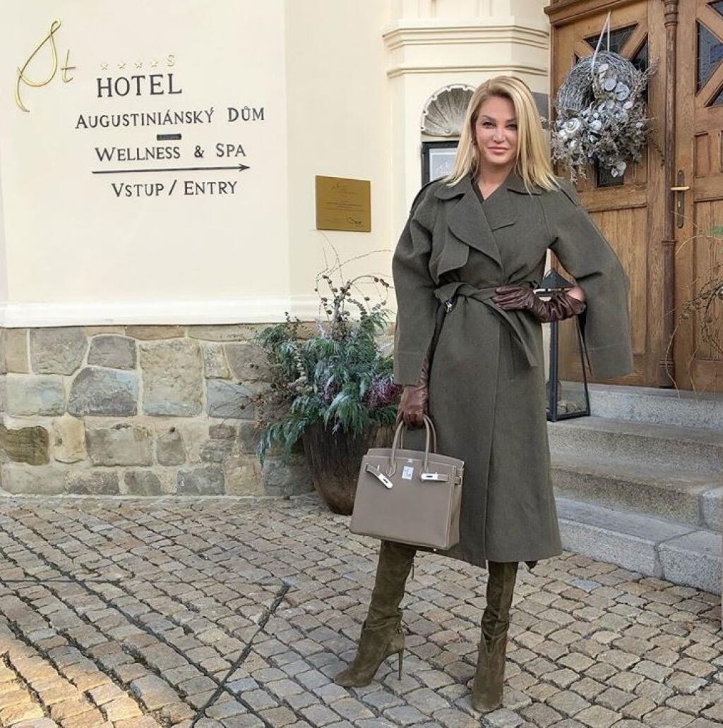 Alena Pallová razí nový módny trend. Svoje hriešne drahé outfity ladí do jedného odtieňu.