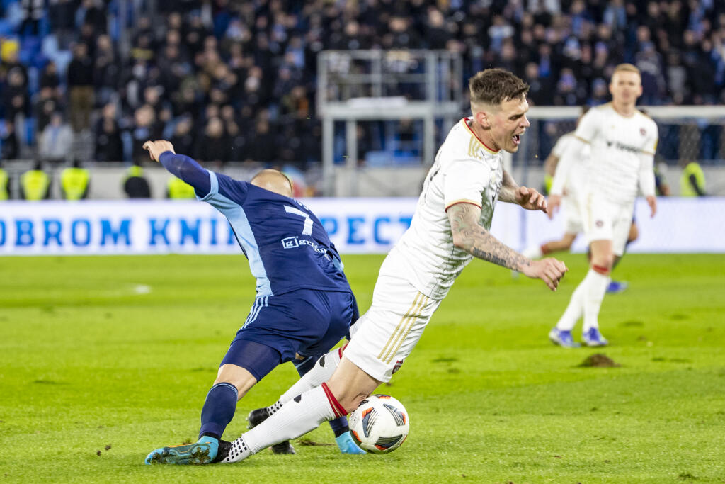 Na Tehelnom poli sa uskutočnil 162. pokračovanie slovenského futbalového derby medzi ŠK Slovan Bratislava a FC Spartak Trnava. Na snímke je Vladimír Weiss ml. a Martin Škrtel.