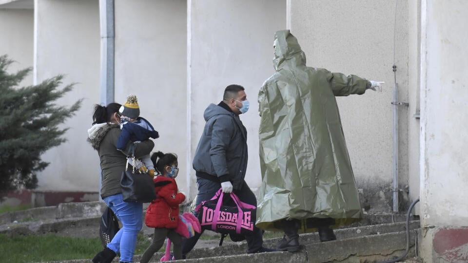 Na stredoškolských internátoch Medická 2 v Košiciach umiestnili približne 200 repatriantov, Slovákov, ktorí  sa vrátili z Veľkej Británie a musia byť povinne umiestnení do karantény. Košice, 31. marca 2020. FOTO TASR – František Iván