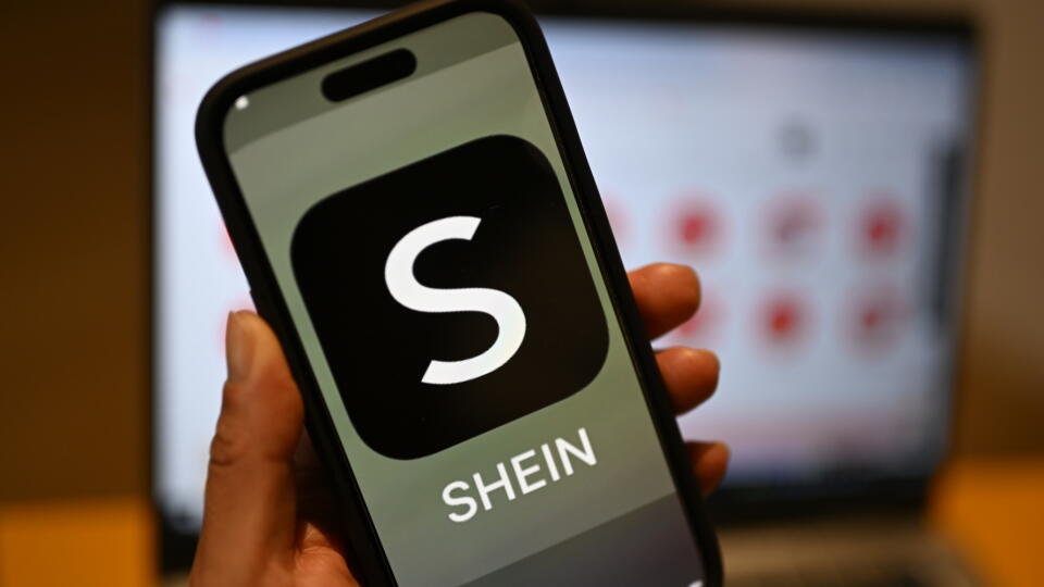 KK19 archív Berlín - Na archívnej snímke z 29. apríla 2024 logo čínskeho internetového obchodu Shein na smartfóne v Berlíne. Čínskemu internetovému obchodu Shein hrozia v Európskej únii (EÚ) pokuty pre porušovanie pravidiel o ochrane spotrebiteľov. Únia v pondelok varovala platformu pred nezákonnými praktikami, od falošných ponúk zliav až po zavádzajúce informácie o produktoch. FOTO TASR/DPA
ARCHIV - 29.04.2024, Berlin: Das Shein-Logo ist auf einem Smartphone zu sehen. (zu dpa: «Kunden getäuscht