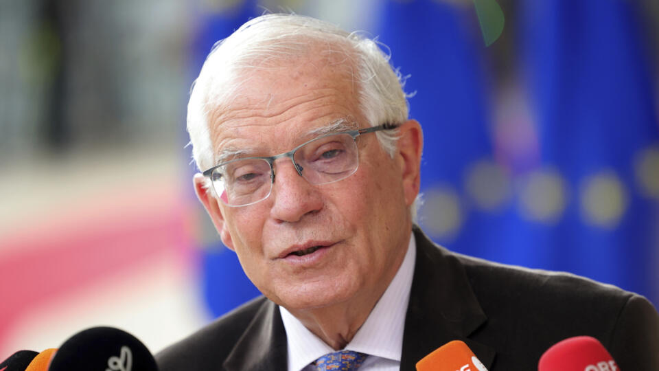 WA 9 Brusel - Vysoký predstaviteľ EÚ pre zahraničnú politiku Josep Borrellodpovedá na otázky novinárov počas príchodu na summit EÚ v Bruseli vo štvrtok 23. júna 2022. FOTO TASR/AP
European Union foreign policy chief Josep Borrell gestures as he arrives for an EU summit in Brussels, Thursday, June 23, 2022. European Union leaders are expected to approve Thursday a proposal to grant Ukraine a EU candidate status, a first step on the long toward membership. The stalled enlargement process to inclu