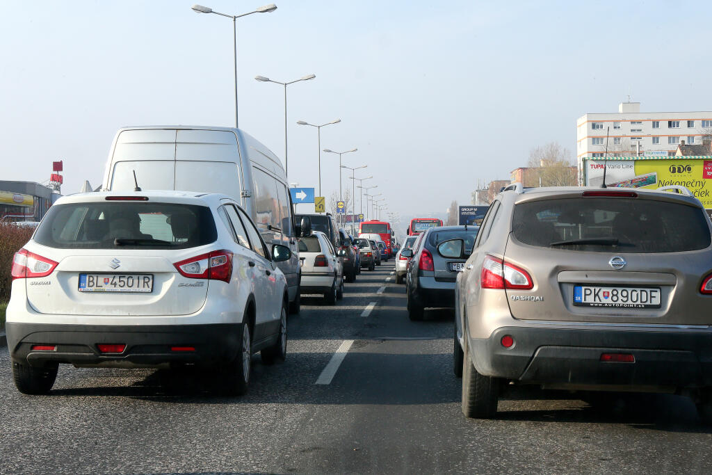 Regióny: Ranná dopravná zápcha z bratislavskej mestskej časti Rača. Redakčný test na trase Rustaveliho - Zochova.