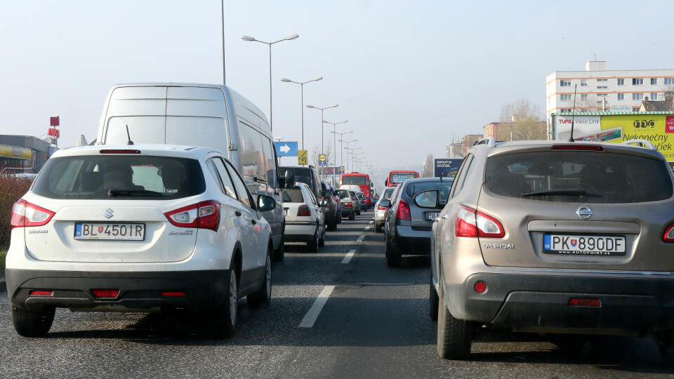 Regióny: Ranná dopravná zápcha z bratislavskej mestskej časti Rača. Redakčný test na trase Rustaveliho - Zochova.