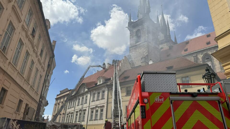 Hasiči hasia požiar budovy v historickom centre Prahy 10. júna 2024.