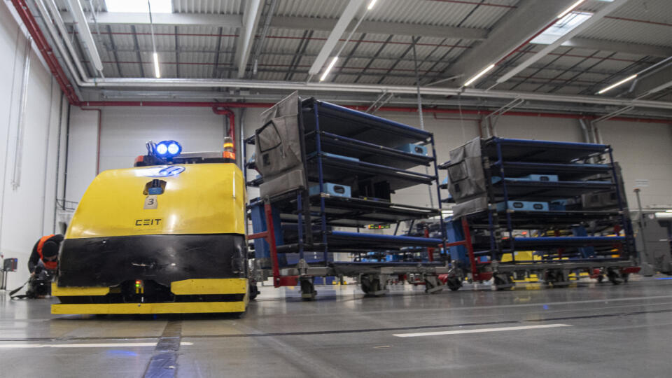 Na snímke autonómne riadený vozík v novovybudovanom logistickom centre, ktoré je jedným z najmodernejších na Slovensku, vo Volkswagene v Bratislave 22. novembra 2022. FOTO TASR - Martin Baumann