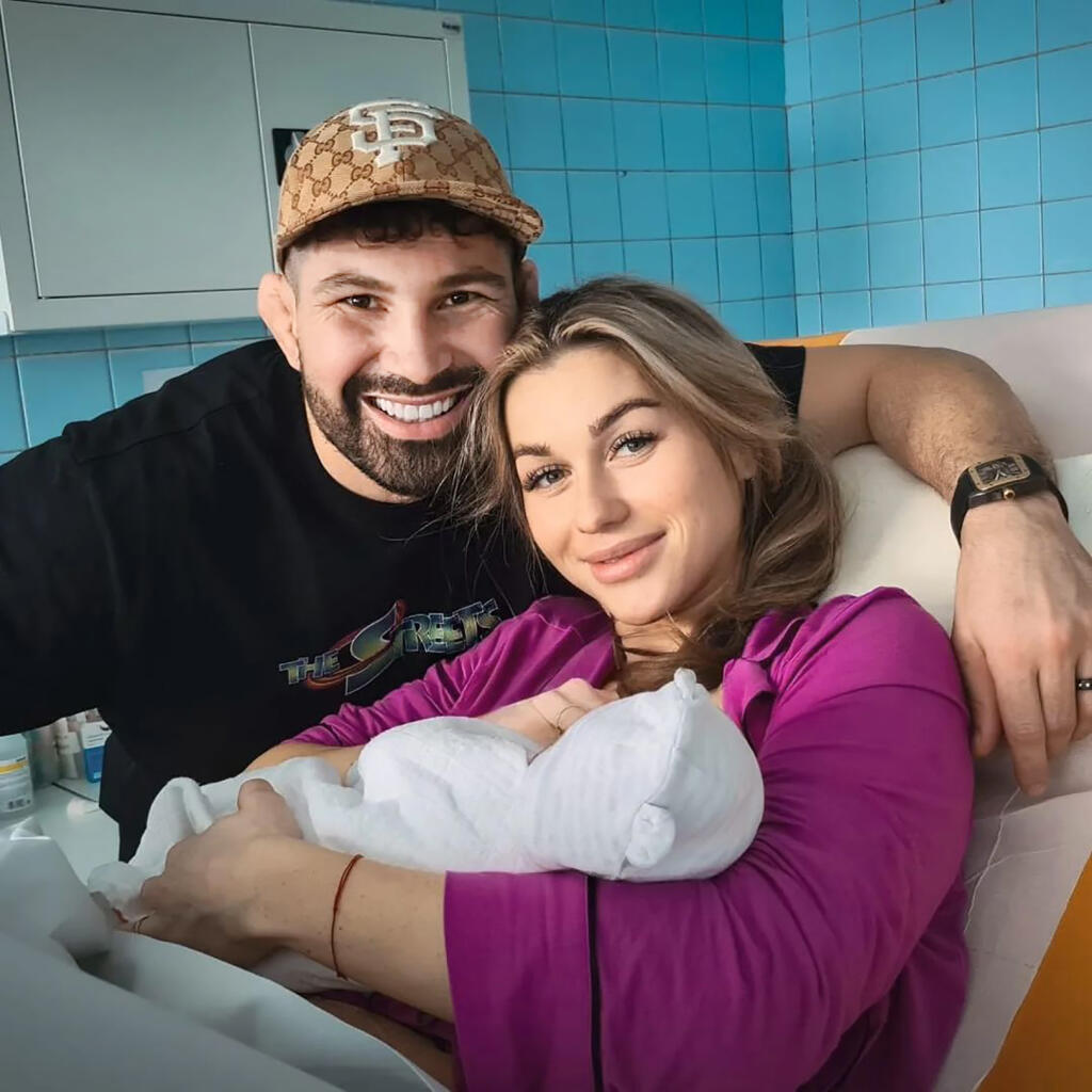 ŽIARIA ŠŤASTÍM
Z pôrodnice sa pochválil záberom s manželkou a dcérou Dorotkou.