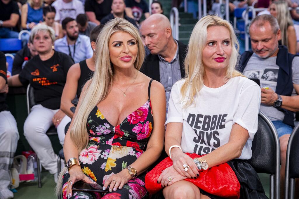Na snímke tehotná priateľka Karlosa Vémolu, Lela Ceterová, ktorá prišla v sprievode svojho milého, ktorého neskôr sledovala v klietke v jeho zápase.