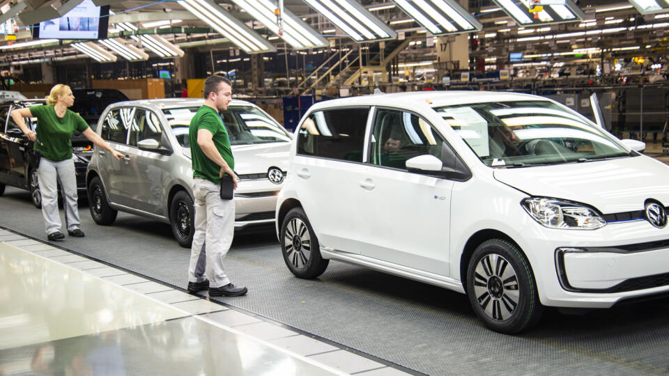 Automobilka Volkswagen Slovakia začala sériovo vyrábať vynovený Volkswagen e-up a modely Škoda Citigo iV a Seat Mii dostali elektrický pohon. Na snímke výroba elektrických vozidiel v montážnej a výrobnej hale 10. decembra 2019 v Bratislave. FOTO TASR – Jakub Kotian