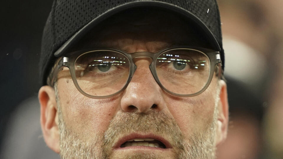 KK35 Liverpool - Tréner Livverpoolu Jürgen Klopp pred odvetou osemfinále futbalovej Ligy majstrov FC Liverpool - Atletico Madrid 11. marca 2020 v Liverpoole. FOTO TASR/AP
Liverpool's manager Jurgen Klopp stands on the touchline prior to the start of a second leg, round of 16, Champions League soccer match between Liverpool and Atletico Madrid at Anfield stadium in Liverpool, England, Wednesday, March 11, 2020. (AP Photo/Jon Super)