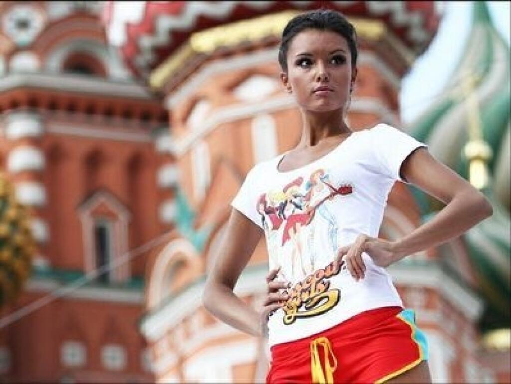 Main russian. Девушки СССР на красной площади. Показ мод Карден красная площадь. Фото на красной площади фэшн. Дефиле красная площадь.