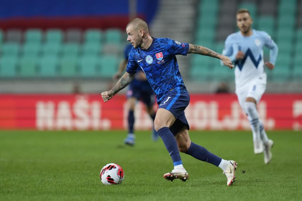 EBE 93 Ľubľana - Na snímke vľavo hráč Slovenska Vladimír Weiss ml. v zápase H-skupiny kvalifikácie ME 2022 vo futbale Slovinsko - Slovensko v Ľubľani 1. septembra 2021. FOTO TASR/AP
Slovakia's Vladimir Weiss runs with the ball during the World Cup 2022 group H qualifying soccer match between Slovenia and Slovakia at the Stozice Sports Park stadium in Ljubljana, Wednesday, Sept. 1, 2021. (AP Photo/Darko Bandic)