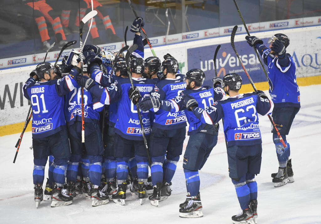Na snímke postupová radosť hráčov Popradu po víťazstve 3:1 v šiestom zápase semifinále Kaufland play off Tipos extraligy v hokeji HK Poprad - HK Dukla Ingema Michalovce v Poprade 24. apríla 2021. FOTO TASR - František Iván