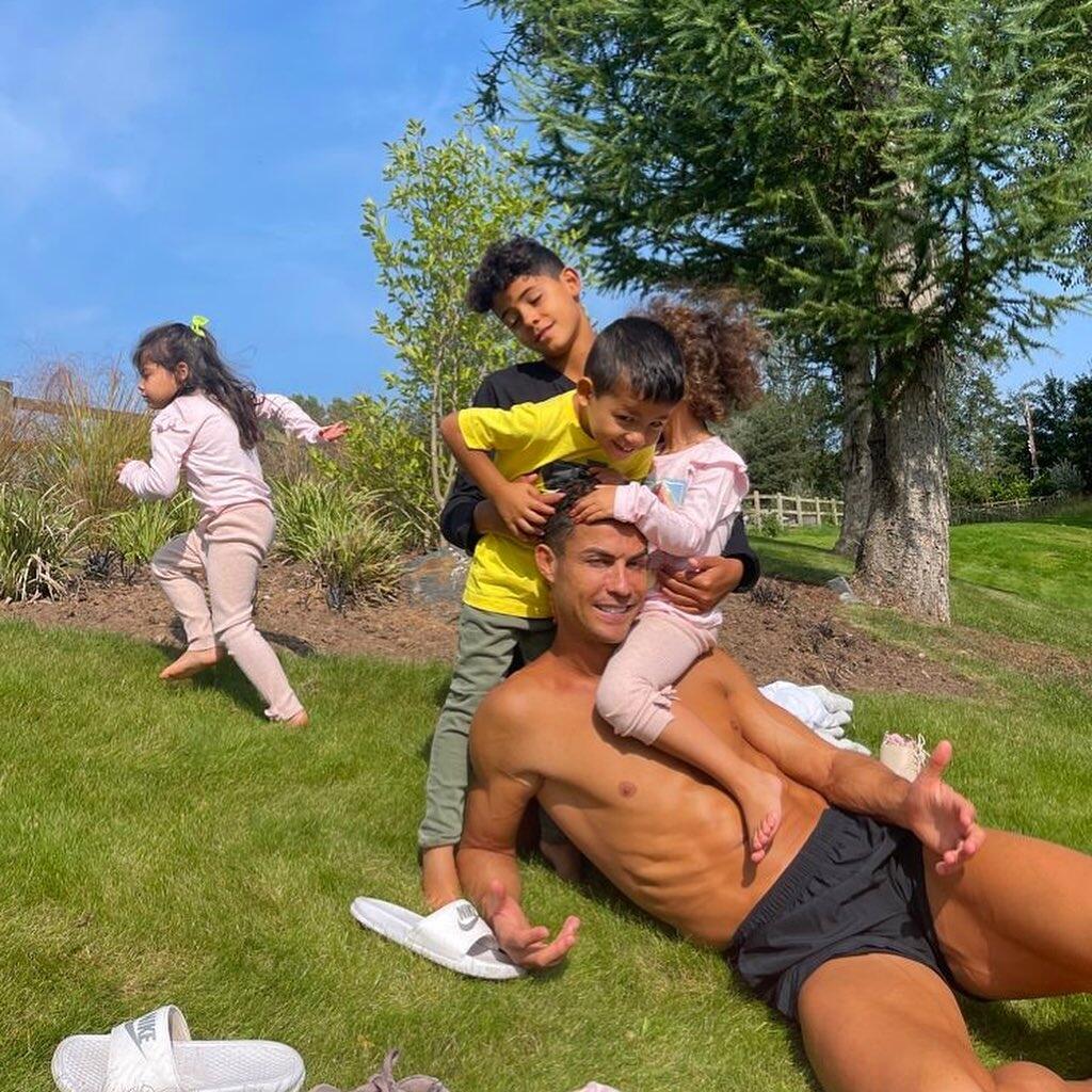 Ronaldo sa na tomto mieste po prestupe do Manchestru ohrial len niekoľko dní. Po nich si musel nájsť nové bývanie, lebo sa kvôli ovciam nemohol vyspať.