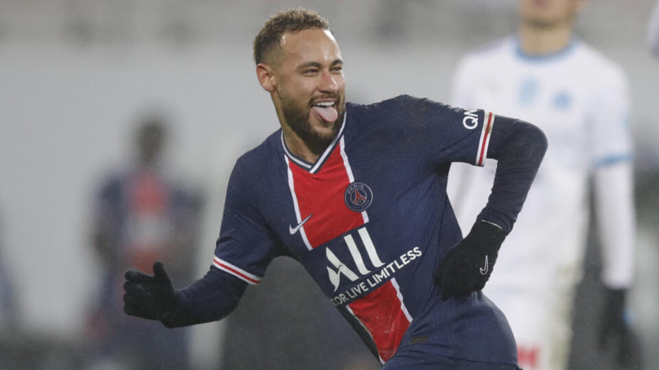 WA 45 Lens - Futbalista Paríža St. Germain Neymar sa teší po strelení gólu zo značky pokutového kopu vo francúzskom Superpohári Paríž St. Germain – Olympique Marseille vo francúzskom meste Lens v stredu 13. januára 2021. FOTO TASR/AP
PSG's Neymar celebrates after scoring his side's second goal during the Champions Trophy soccer match between Paris Saint-Germain and Olympique Marseille at the Bollaert stadium in Lens, northern France, Wednesday, Jan.13, 2021. (AP Photo/Christophe Ena)