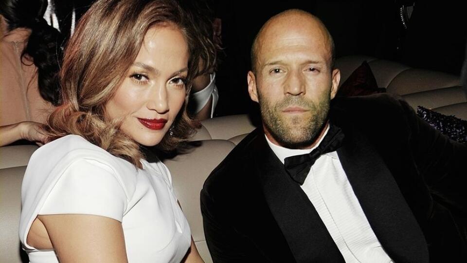 Jason Statham (48) s Jennifer Lopez (46). 