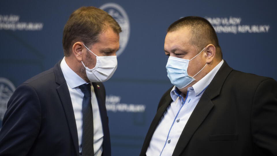 Na snímke zľava predseda vlády SR Igor Matovič (OĽANO) a hlavný hygienik SR Ján Mikas počas tlačovej konferencie po zasadnutí Ústredného krízového štábu na Úrade vlády SR v Bratislave v pondelok 28. septembra 2020. FOTO TASR - Jaroslav Novák