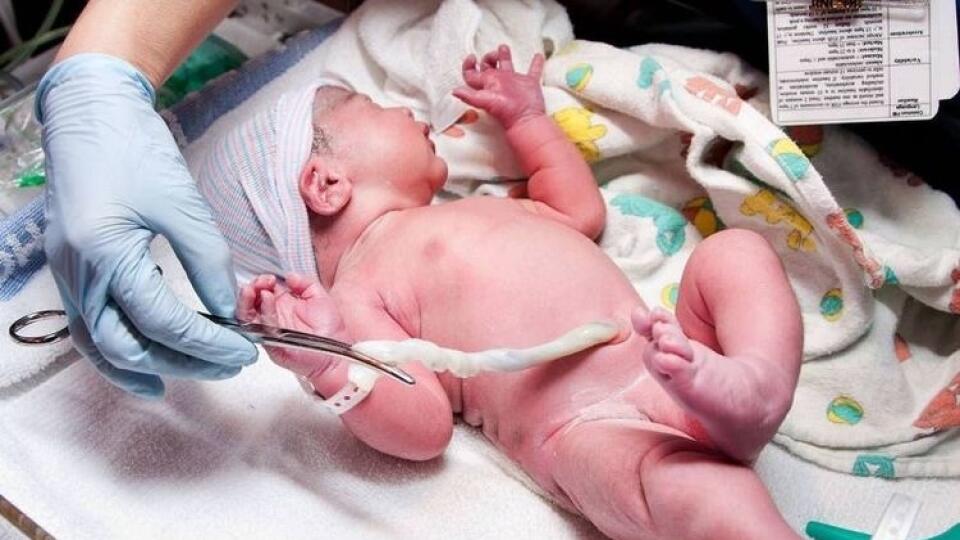 Naša seriálová hrdinka sa už vie pretočiť a objavuje vlastné rúčky.