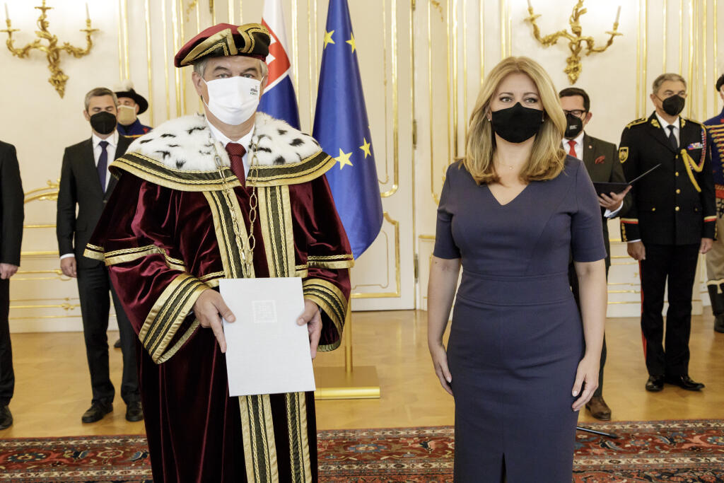 Na snímke rektor Vysokej školy ekonómie a manažmentu verejnej správy v Bratislave Ľuboš Cibák (vľavo) počas vymenovania prezidentkou SR Zuzanou Čaputovou (vpravo) v Bratislave 7. septembra 2021. FOTO TASR - Dano Veselský