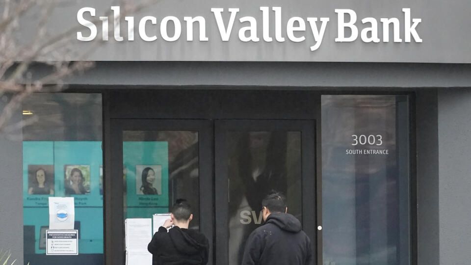 Ľudia stoja pred vstupom do banky Silicon Valley Bank 10. marca 2023 v Santa Clare. .