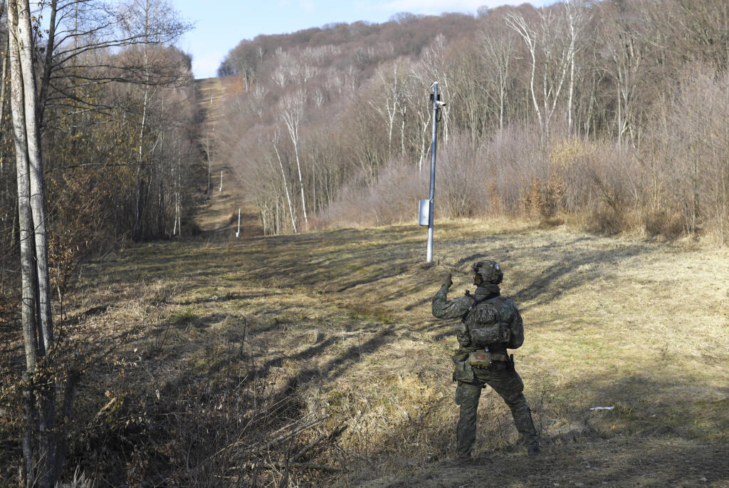 Na snímke vojaci na zelenej hranici pri hraničnom priechode Ubľa-Malyj Bereznyj. Ubľa, 27. februára 2022. FOTO TASR – František Iván